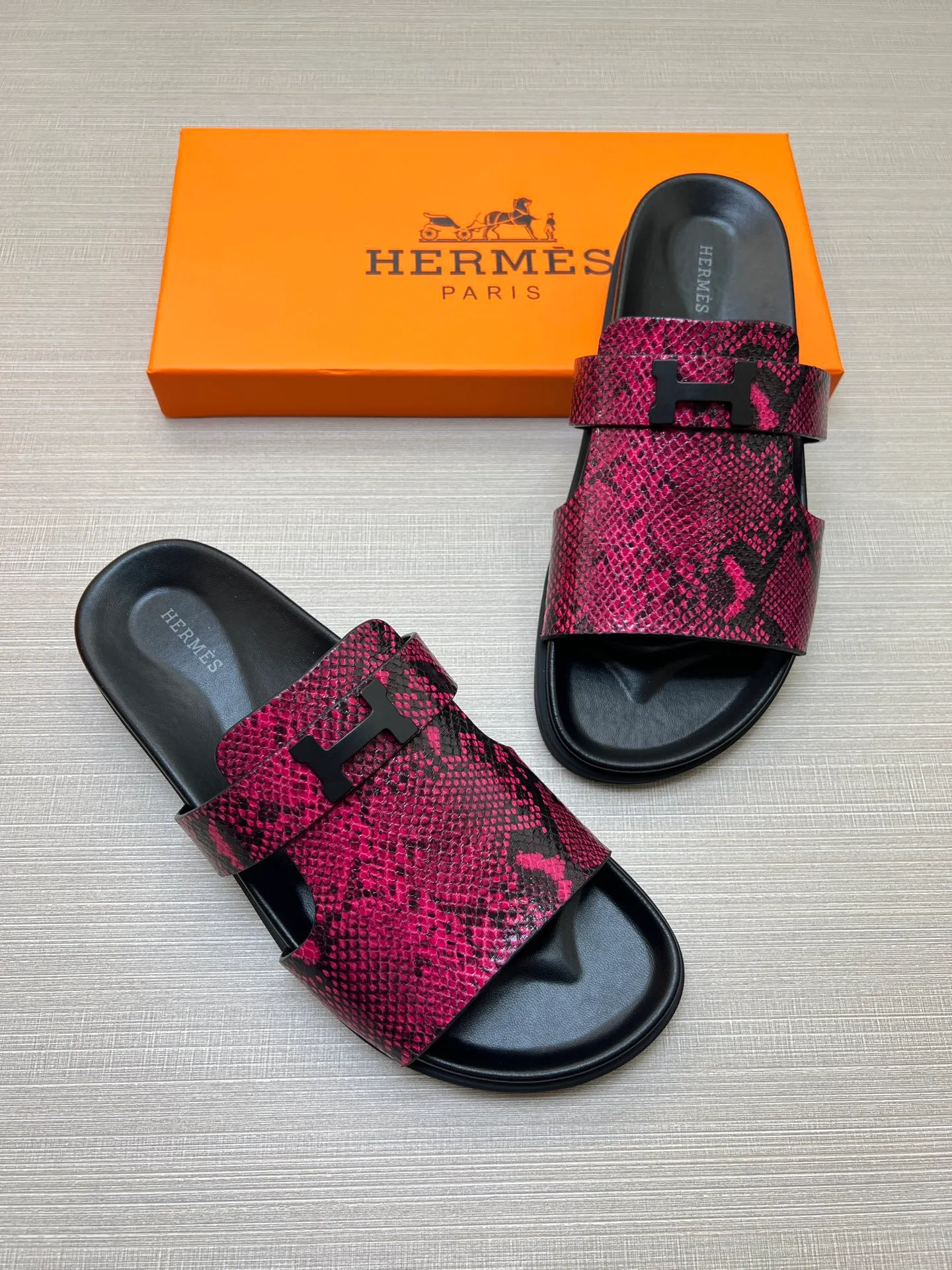 [H Family Hermès] P: 360💰 Size: 38-45 Hermes Men’s Kazimir Slippers - 2025 Summer New Hermès Same as the original version, with colored cowhide surface + rubber combined sole, handmade by master-level craftsmen! ❥High-end customization, exclusive products, the highest version in the industry.